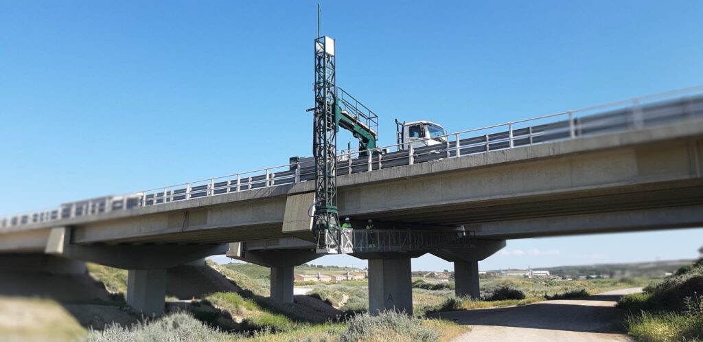Plataforma elevadora de personal - medios de elevación para inspección de puentes