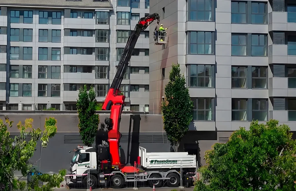 Plataforma de 38 metros trabajando en fachada