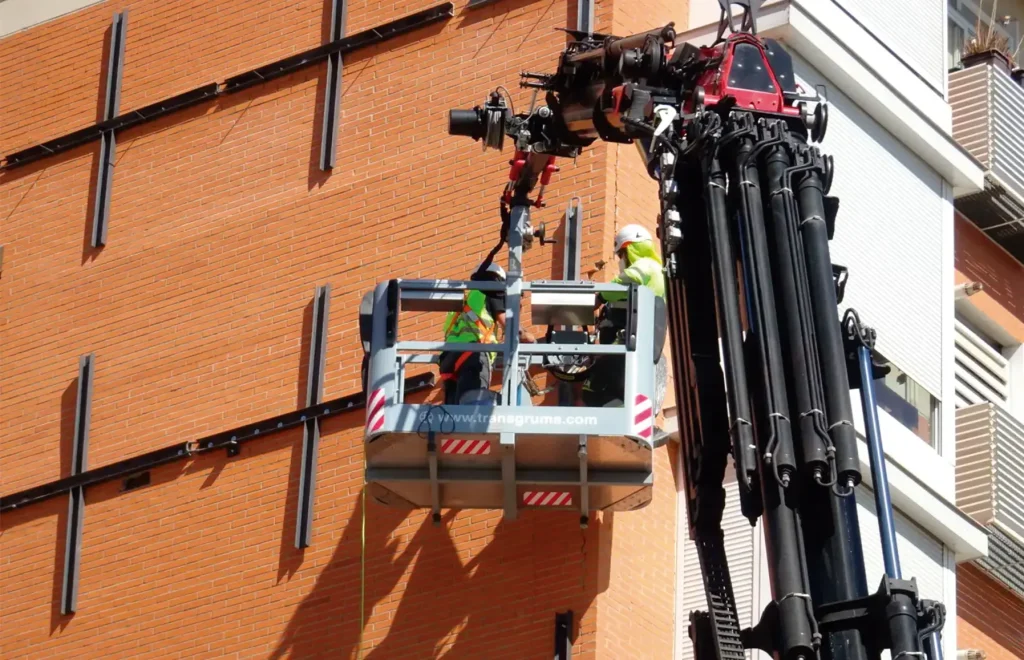 Detalle de trabajo con plataforma de 38 metros