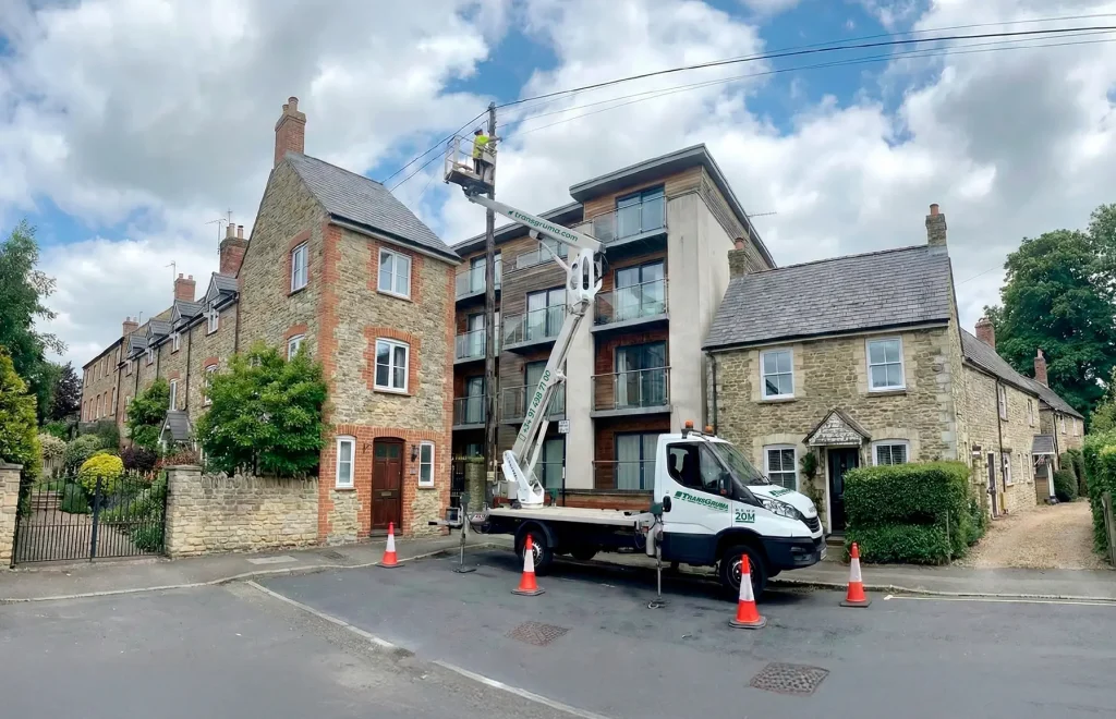 PEMP 20 metros trabajando en vidrios de fachada