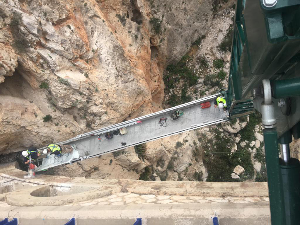 plataforma para trabajos bajo puente