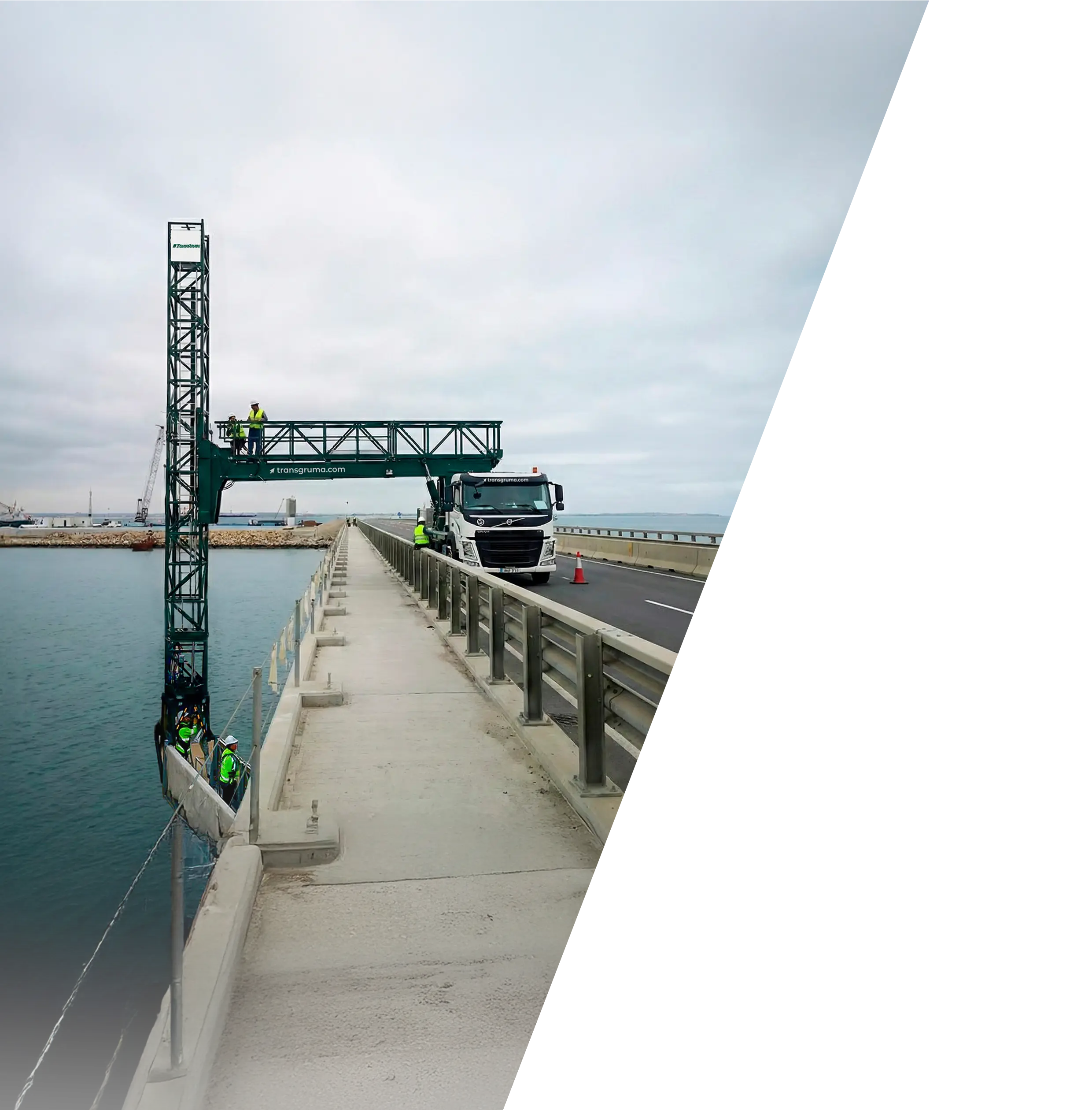 Inspección mantenimiento bajo puente plataforma elevadora