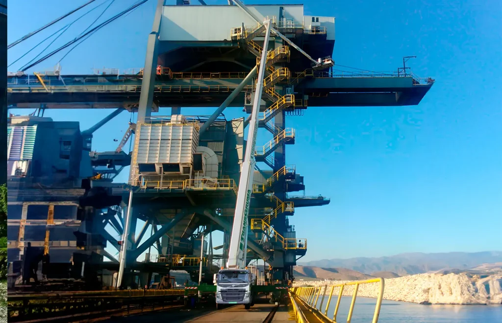 Plataforma elevadora de personal para trabajos en el sector indusrial