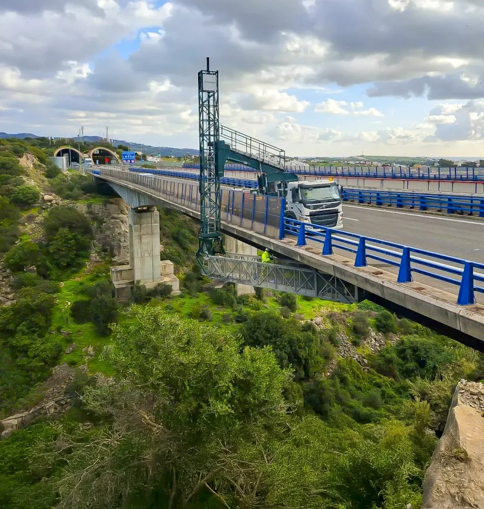 Alquiler de plataforma elevadora para trabajos bajo puente