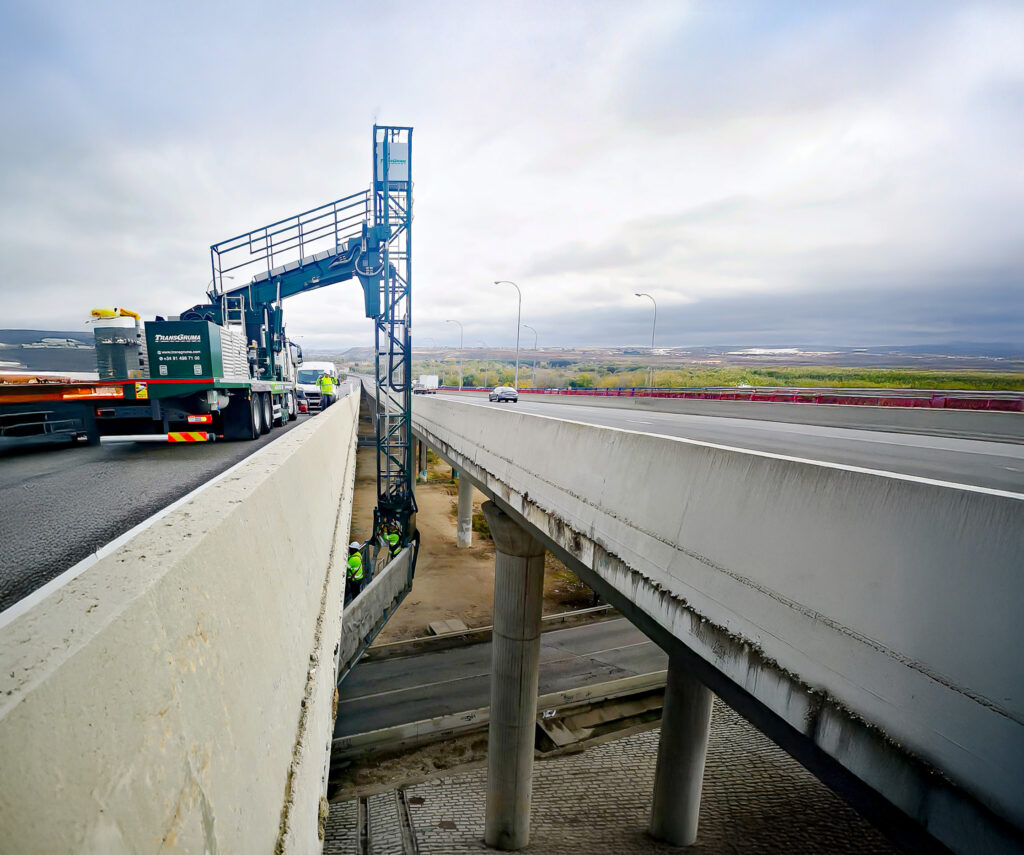 Alquiler de plataforma elevadora para trabajos bajo puente