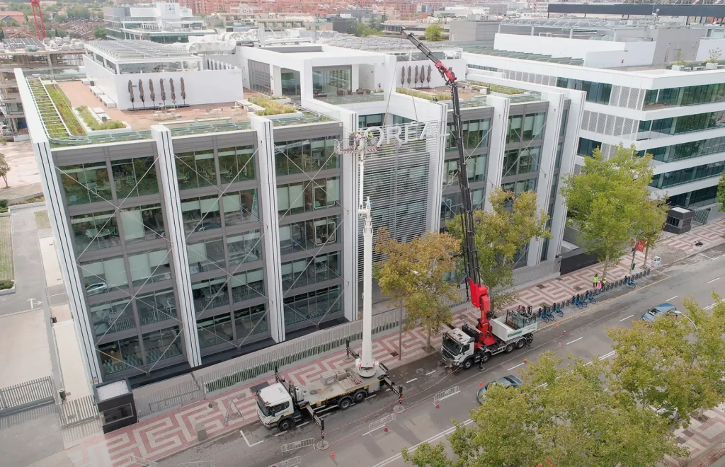 Plataforma de trabajo de 56m trabajando en fachada