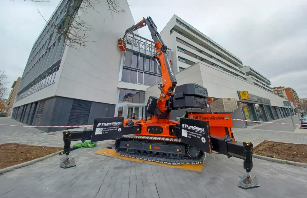 Minigrúa con cesta de trabajo en minigrua