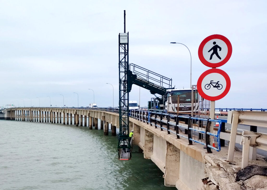 Pasarela elevadora en negativo para trabajos bajo tablero